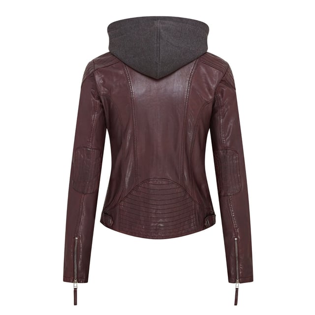 Maak kennis met ons prachtige leren bikerjack, compleet met een uitritsbare jersey capuchon voor extra veelzijdigheid. Dit jack is gemaakt van ultrazacht schapennappaleer en belichaamt de klassieke caf�racerstijl met een moderne twist. De YKK-ritssluiting aan de voorkant strekt zich uit tot een kraag met lipje die is vastgezet met een riem met gesp, terwijl tramlijnstiksels op de schouders en elleboogstukken de biker-esthetiek versterken. Vier zakken met ritssluiting bieden voldoende opbergruimte en de manchetten in handschoenstijl zijn verstelbaar voor een perfecte pasvorm. De royale capuchon kan eenvoudig worden verwijderd en de binnenkant is volledig gevoerd met poplin-stof met voor het gemak een extra met leer afgewerkte zak. Superzacht schapennappaleer, uitritsbare jersey capuchon, YKK-ritssluiting aan de voorkant met kraag met gesp, tramlijnstiksels op schouders en ellebogen, volledig gevoerd met een extra met leer afgewerkte binnenzak