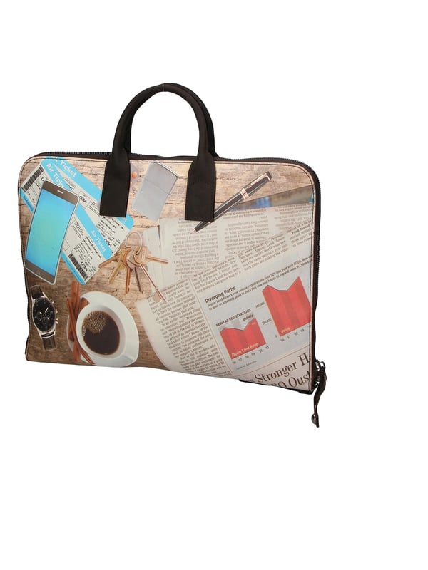 Bolso de mano unisex de doble compartimento con bandolera regulable extraíble. Exterior de piel genuina con frontal saffiano estampado, interior de neopreno con varios bolsillos. Producto artesanal