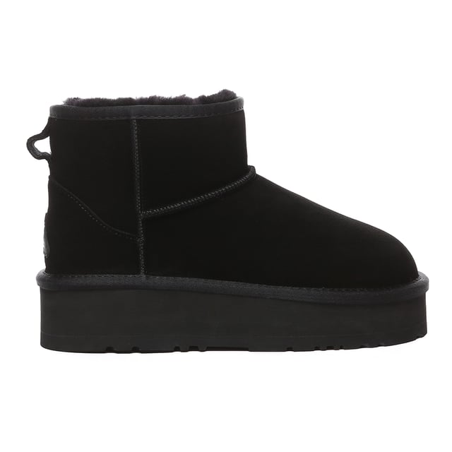 Als je houdt van extra hoogte en ondersteuning, zijn de Dusky Boots ideaal. Ze passen moeiteloos bij een bijpassend trainingspak, waardoor ze geweldig zijn voor binnen loungen of snelle uitstapjes naar buiten. Deze laarzen combineren comfort en stijl feilloos en zijn essentieel voor kille seizoenen.