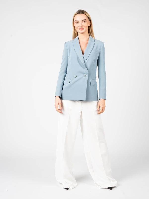 El corte simple de esta chaqueta es sinónimo de elegancia y estilo atemporal, que se integra perfectamente en cualquier look, tanto formal como menos oficial.
La construcción de doble pecho de la chaqueta añade un carácter clásico y es la elección perfecta para aquellas personas que valoran los cortes tradicionales con un giro moderno.
Abrochada con un botón logotipado, esta chaqueta no solo se convierte en un elemento funcional del armario, sino también en un refinado acento que destaca la marca y calidad del producto.
Con costuras modeladoras que visualmente estilizan la silueta y agregan estructura, resaltando los atributos de la figura de quien la lleva.
Con forro, lo que proporciona comodidad adicional al usarla y un suave ajuste del tejido en el cuerpo, lo cual es esencial para mantener una apariencia elegante.
En los costados, dos bolsillos no solo son un agregado práctico, sino también un sutil elemento decorativo, añadiendo funcionalidad a la chaqueta.
Hecha de tela de alta calidad, lo que garantiza durabilidad y resistencia, así como permite mantener una presentación impecable por mucho tiempo.
Producida en Italia, lo que garantiza la artesanía y atención en cada detalle, incluso el más pequeño, característico de los productos italianos.