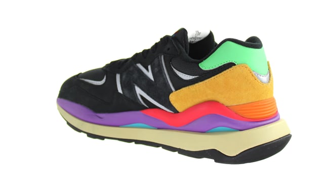 El 574 de New Balance es un clásico por una razón: es confiable, atemporal y sin complicaciones. Pero no hay nada de malo en correr un par de riesgos y cambiar la fórmula, ¿verdad? Ingrese: el 57/40. Es un 574 en el corazón, con su parte superior de materia mixta de inspiración retro, pero también presenta guiños a otros modelos, tomando prestada la marca de gran tamaño del 327 y una suela de goma apilada inspirada en las zapatillas de senderos de herencia. Sin embargo, el verdadero retroceso de los 90 es el color de color, con lima y golpes de naranja en el talón que contrastan olas de rojo, púrpura y azul a lo largo de la entresuela.
Superas de malla
Superposiciones de cuero y gamuza
Tecnología encap®
Suela de goma