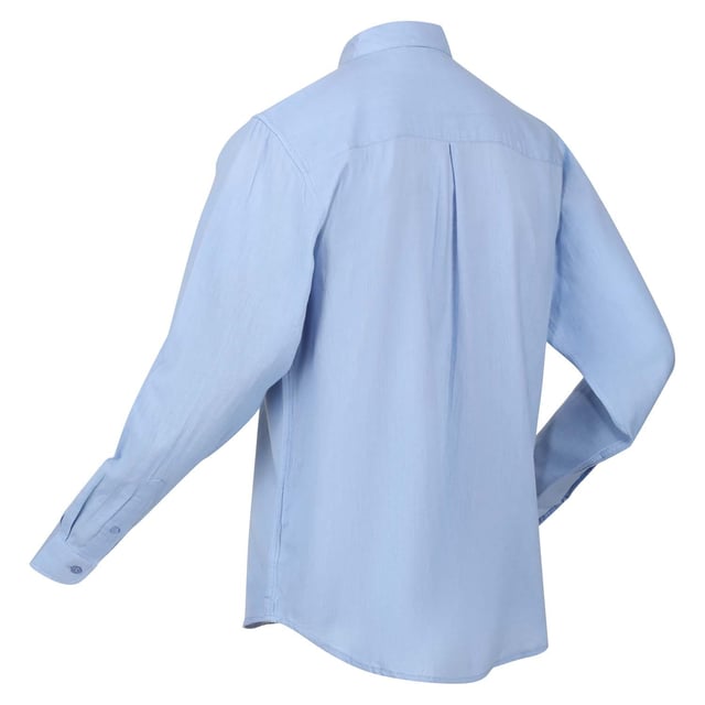 The Brycen men's shirt from Regatta is cotton soft, stylish and breathable. The men's long-sleeved shirt is made with a soft and Coolweave cotton and polyester blend, that's naturally breathable and hardwearing. The fabric comes with a touch of elastane for comfortable stretch. With a smart chest pocket, it's ideal for city exploring. Team with jeans and trainers. Material: 100% Cotton. Ref: RMS166KDS.