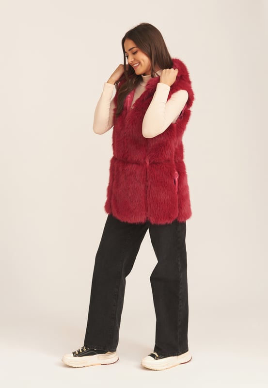 Agregue calidez adicional esta temporada con nuestro chaleco confeccionado con una suave piel sintética y también diseñado con un escote con capucha, este diseño de chaleco sin mangas nunca pasará de moda. Puedes lucir glamurosa sobre tejidos finos en los días fríos para obtener una capa extra de calidez y estilo.