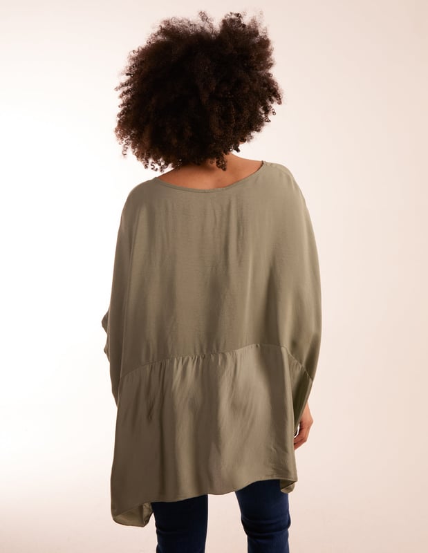 A satin oversized blouse perfectly teamed with wide leg trousers and pumps! A simple option that really doesn't need much to create the ultimate effortless look!