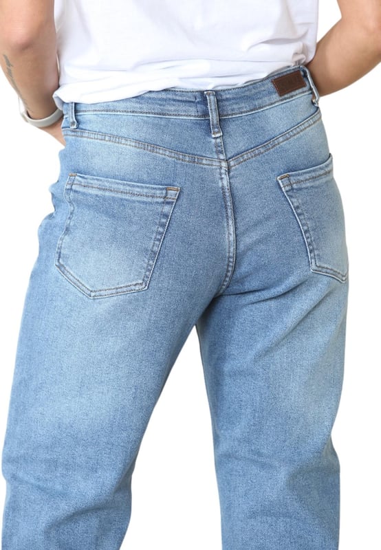 MYT Ladies Straight Leg Jeans sind ein Grundnahrungsmittel, das jede Frau in ihrem Kleiderschrank haben sollte. - -. Entworfen mit guten Stretch-Denim für zusätzliche Flexibilität und Leichtigkeit der Bewegung . - -. Die hohe, eingeschnürte Taille dieser Autograph-Jeans sorgt dafür, dass Sie sich um die Mitte herum zusammenziehen, und das breitere, gerade Bein mit leicht geschwungenen Seitennähten passt zu den meisten Körpertypen und verleiht eine schmeichelhafte Silhouette. - -.  Diese Jeans mit hoher Taille ist aus einer verantwortungsvollen Baumwollmischung gefertigt und mit einem trendigen Riss am Knie versehen - Komfort und Stil in einem. - - .   Größe 10 ist 28 Zoll Taille. - - . . . - - .   Größe 12 ist 30 Inch Taille. - - . . . - - .   Größe 14 ist 32 Zoll Taille. - - . . . - - .   Größe 16 ist 34 Zoll Taille. - - . . . - - .   Größe 18 ist 36 Zoll Taille. - - . . . - - .   Größe 20 ist 38 Zoll Taille. - - . . - - . Größe 22 ist 40 Zoll Taille. - - . . . - - . Größe 24 ist 42 Zoll Taille. - - . . . - - .