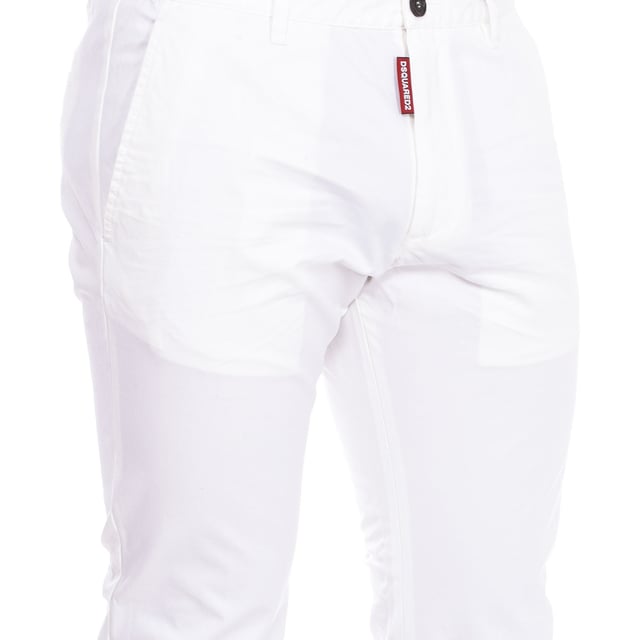 Pantalón chino Dsquared2.
Resulta ideal para múltiples combinaciones y diferentes ocasiones.
Cierre principal cremallera y botón.
Dos bolsillos abiertos en los laterales.
Dos bolsillos traseros con botón.
Trabillas para el cinturón.
Costuras vistas a tono.
 Composición: 100% Algodón
 Cuidados:
Lavar a temperatura máxima 30º.
Planchar a temperatura baja.
No usar lejía.
No lavar en seco.