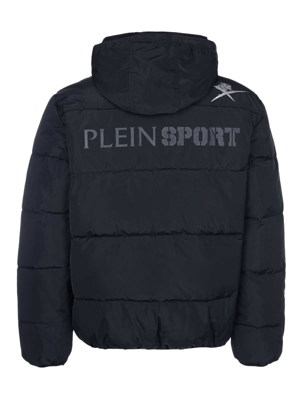 !Experimenta versatilidad y estilo con la chaqueta negra acolchada Plein Sport! Esta chaqueta presenta un dise�o solido. Mantente comodo y elegante con el logotipo llamativo y los detalles acolchados. Perfecto para cualquier persona a la moda. Bolsillos con cierre de boton, relleno y material: 100% poliester Chaqueta negra Chaqueta acolchada, cierre de cremallera, solapa con cierre de boton Estilo: UPPS106P 99