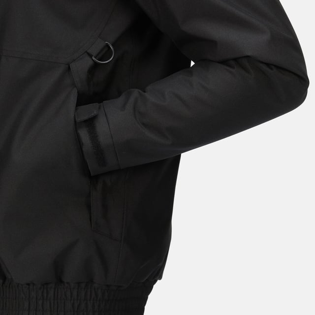 Materiaal: 100% polyester. Voering: Fleece. Stof: Hydrafort. Ontwerp: Eenvoudig. D-ring, Stormflap, Getapete naden. Manchet: Verstelbaar, Haak en Lusband. Halslijn: Hoog-Neck. Mouwtype: Met lange mouwen. Eigenschappen van de kap: Grown On Hood, Roll Away. Zakken: 1 binnenzak, 2 onderzakken, ritssluiting. Sluiting: D-ring, Rits. Waterdichte classificatie: 5000mm. Zoom: Elastisch. Denier: 300D.