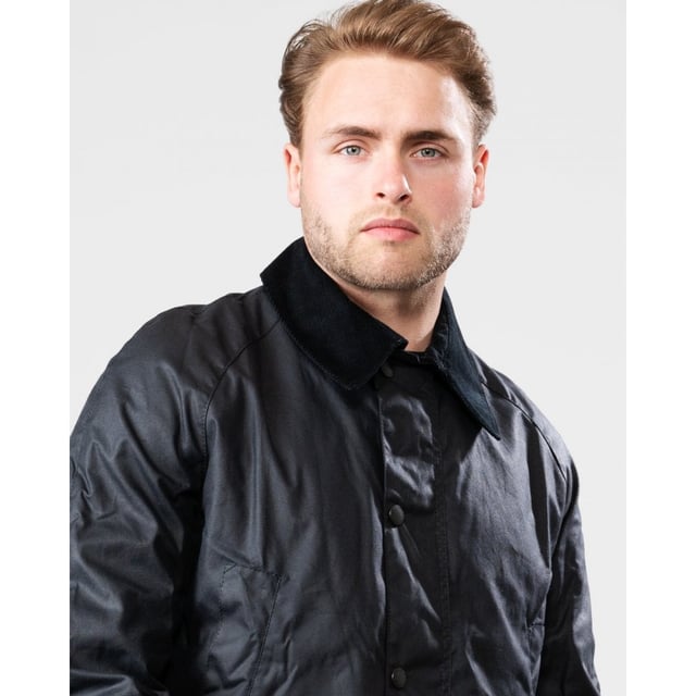 A rework of the contemporary engineered Bedale.

Mediumweight 6oz Barbour Sylkoil wax outer
Barbour Tartan lining
Washed cord collar
Nylon dripstrip
Inner patch pocket
Sponge clean only
Hood Available Separately