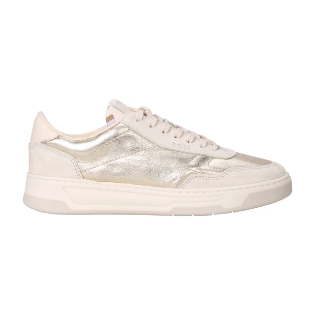 Adéntrate en el glamuroso estilo de las zapatillas con las zapatillas Baltimore Court de BOSS. Confeccionados con relucientes empeines de cuero de primera calidad y suelas de goma duraderas, estos zapatos están diseñados para brindar comodidad durante todo el día con un estilo deportivo. La combinación de colores dorado metálico y el diseño minimalista te permiten combinarlos perfectamente con cualquier conjunto informal. Ponte estas zapatillas versátiles para lograr un look refinado pero relajado y afronta tu día sin esfuerzo.