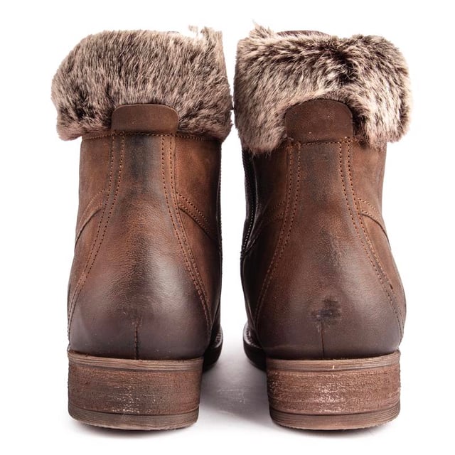 Las botas Hush Puppies Effie están a la moda y son cómodas de llevar. Están fabricados en piel texturizada. con cuello de piel sintética. Ojales de anilla en D de metal plateado. Cremallera interior y logo en relieve. Son la opción ideal para tus encuentros urbanos y hacer recados diarios con estilo.