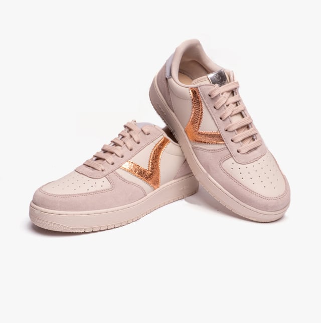 Victoria MADRID METAL &amp; SPLIT LEATHER Womens Trainers Nude

Closure/Fastening: Lace-Up

Features: Comfort

Shoe Width: Regular

Item Weight: 1 KG

Heel Height: Flat (Under 2.5cm)
Product Code: 1258222/HIE