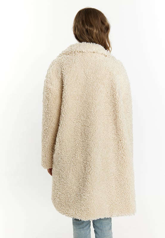 De iconische teddyjas van DreiMaster Vintage laat ons ontspannen het koude seizoen ingaan. Het zachte imitatiebont omhult ons comfortabel en geeft ons een gevoel van veiligheid. Het casual silhouet wordt gesloten met vier knopen en kan zowel met een opstaande kraag als met een opvouwbare kraag worden gedragen. Het ontwerp, gemaakt in Italië, wordt gecompleteerd met een soepele binnenvoering.  Jas