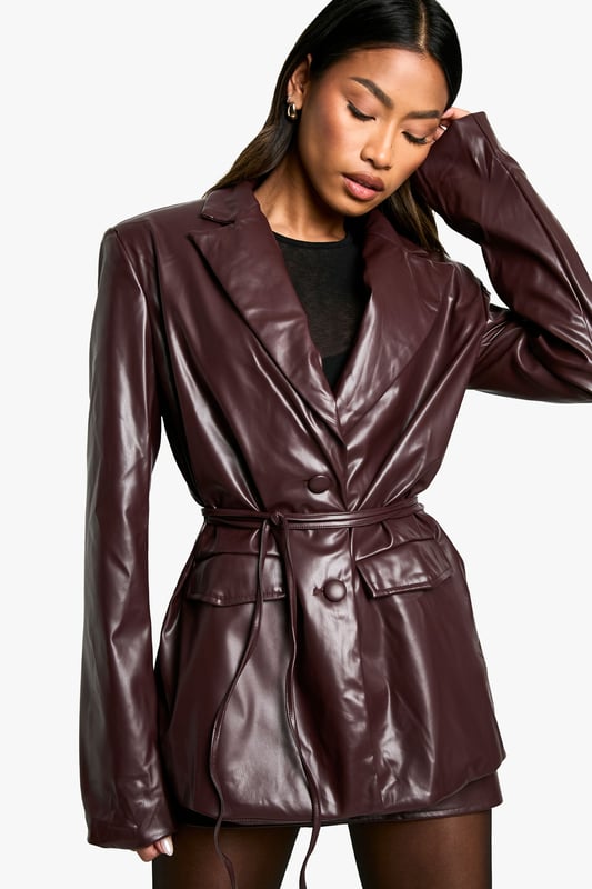 Wrap up in the latest coats and jackets and get out-there with your outerwearBreathe life into your new season layering with the latest coats and jackets from boohoo. Supersize your silhouette in a padded jacket, stick to sporty styling with a bomber, or protect yourself from the elements in a plastic raincoat. For a more luxe layering piece, faux fur coats come in fondant shades and longline duster coats give your look an androgynous edge.