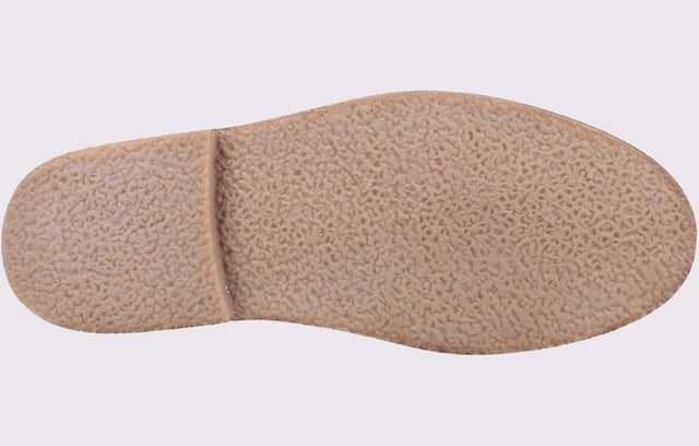 Hush Puppies Samuel Leder Chukka Stiefeletten für Männer Ein klassischer Stiefel im Wüstenstil mit Schnürverschluss; der Samuel Boot ist aus wasserabweisendem Wildleder mit einem Obermaterial aus Leder und einer flexiblen, aber leichten Sohle konstruiert. Sein atmungsaktives, sockenähnliches Textilfutter ermöglicht es dem Träger, sich