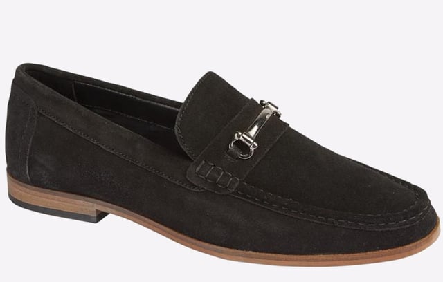 Elevate your wardrobe with these Roamers Ellsworth men's loafers, delivered in a premium suede leather upper, with intricate stitching throughout, and buckle detailing to the toe for increased visual appeal.- Real Suede
- Comfortable textile lining
- Buckle detailing
- Intricate stitching throughout
- Tunit Sole