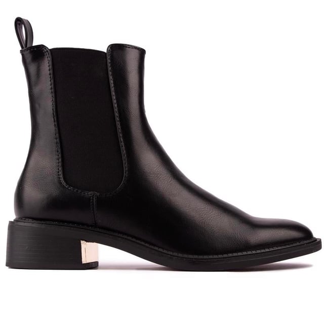Deze classy Harper Chelsea laars van Solesister combineert een all-time klassieke stijl met de laatste trends. Gemaakt van soepel. Bovenwerk in leerlook. met elastische zijvouwen voor een ideale aan- en uittrekpasvorm. deze zelfverzekerd. stijlvolle designerlaarzen hebben een strakke zool met een slimme metalen hielversiering en een elegant ontwerp met ronde neus. het toevoegen van een verfijnd tintje aan deze tijdloze stijl.
