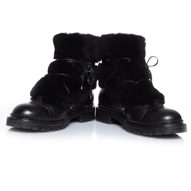 VINTAGE, RRP AS NEW
Jimmy Choo, Fur embellished leather lace up boots. The item is in very good condition.
• CONDITION: very good condition 

• SIZE: 38.5

• INSOLE MEASUREMENTS: 25 cm

• HEEL MEASUREMENTS: 3 cm PLATFORM: 2 cm

• SHAFT HEIGHT: 16 cm WIDTH TOP: 14 cm

• FABRIC: leather, fur

• COLOUR: black