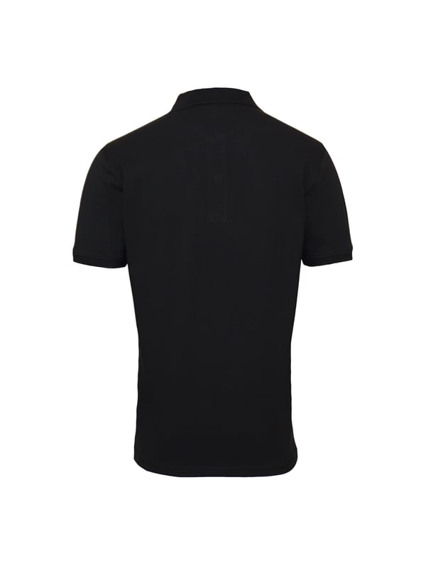 Schönes Poloshirt von US Polo ASSN. Dieses Basic-Poloshirt wurde aus Baumwolle mit einem kleinen Anteil an Elastan gefertigt. Dezente Pololasche auf der linken Brust und kontrastierende, gerippte Bündchen.