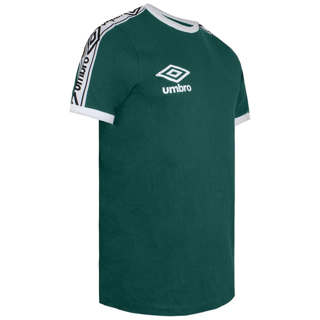 Das Umbro Ringer Herren-T-Shirt ist ein klassisches und vielseitiges Basic, das Komfort und Style mühelos vereint. Das zeitlose Ringer-Design macht es zu einer zuverlässigen Wahl für verschiedene Anlässe. Die reguläre Passform sorgt für eine bequeme und entspannte Silhouette. Der kontrastfarbene Rippkragen und die Ärmelbündchen verleihen dem Design eine sportliche Note und kreieren einen klassischen Ringer-Look. Das hochwertige Material sorgt für ein weiches und angenehmes Tragegefühl auf der Haut. Der Stoff ist strapazierfähig und atmungsaktiv und bietet so ganztägigen Tragekomfort. Der klassische Rundhalsausschnitt verleiht diesem T-Shirt einen vielseitigen und zeitlosen Look, der sich perfekt mit Jeans, Shorts oder Freizeithosen kombinieren lässt. Ob beim Erledigen von Besorgungen, Treffen mit Freunden oder einfach beim Entspannen – dieses T-Shirt verleiht Ihrem Outfit einen Hauch von lässigem Stil. Das dezente Umbro-Logo auf der Brust steht für die Tradition und das Qualitätsbewusstsein der Marke. Das Logo verleiht einen stylischen Touch und unterstreicht Ihre Vorliebe für Sportbekleidung, die Mode und Funktionalität vereint. Entscheiden Sie sich für das Umbro Ringer Herren-T-Shirt – für seine bequeme Passform, die hochwertigen Materialien und das klassische Design. Ob fürs Fitnessstudio oder einfach nur für ein lässiges und stylisches T-Shirt – dieses T-Shirt ist eine vielseitige Wahl, mit der Sie Ihren persönlichen Stil mühelos zum Ausdruck bringen können.