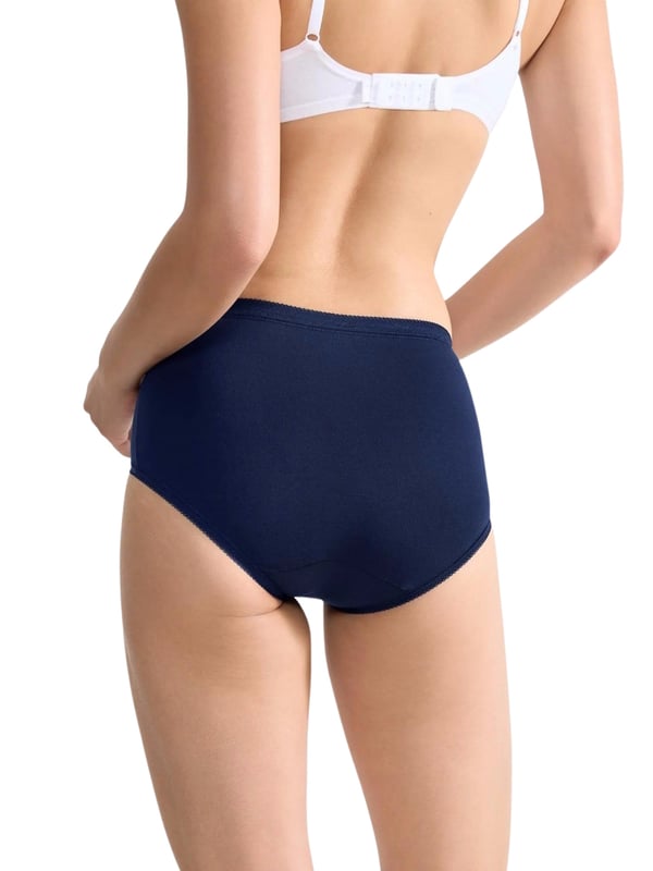 Deze midislip voor dames combineert comfort en vrouwelijke elegantie in een ontwerp dat geschikt is om elke dag te dragen. Hij is gemaakt van zacht stretchkatoen en biedt een comfortabele pasvorm en uitstekend draagcomfort. De mid-rise tailleband en elastiek in de taille zorgen voor een goede pasvorm, terwijl de hogere pijpen de nadruk leggen op een flatterend silhouet. Een geweven label op de tailleband voegt een subtiel accent toe, terwijl de met fijn kant afgezette zoom de slip een delicate, vrouwelijke touch geeft. Verkrijgbaar in een praktische verpakking van drie, met een selectie van verschillende kleuren voor afwisseling in je ondergoedcollectie. Perfect voor vrouwen die waarde hechten aan stijl, comfort en functionaliteit. Een ideale metgezel voor elke dag die altijd comfortabel is om te dragen.