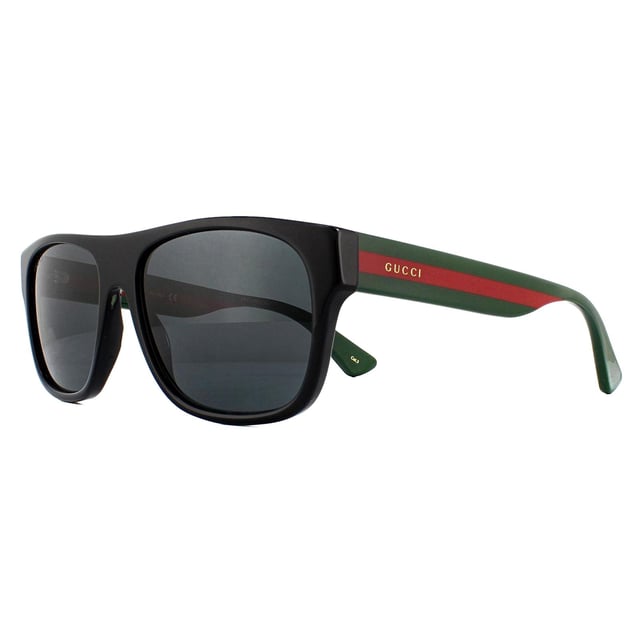 Las gafas de sol Gucci GG0341S 001 Black Green Red Gray son un modelo rectangular sencillo y elegante para hombre con patillas a rayas verdes y rojas y el logotipo de Gucci en la bisagra. Favorecedoras y versátiles, son perfectas para cualquier ocasión y se adaptan a la mayoría de formas de rostro.