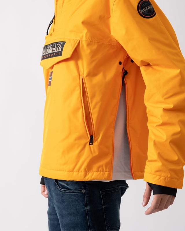 The embodiment of Napapijri's heritage, the Rainforest has been keeping people warm and sleek since 1995. The beloved anorak returns with new rubber branding, a double-zip fastening, ventilation eyelets and an adjustable hem and hood. It's built for the outdoors with breathable, water-resistant fabric and down-free, recycled padding insulation that provides lightweight warmth in cold weather.

Anorak
Waterproof fabric: 3000Mmh20 (suitable for light rain and snow)
Breathable fabric: MVP 3000G/m2-24 hour
Critically taped seams
Side zip fastening
Advanced hood regulation
Ventilation eyelets
Inner cuffs
Adjustable hem
Additional inner collar opening
Patches
Printed details

Main fabric: 100% Recycled PolyesterLining: 100% Recycled PolyesterPadding: Comfortemp® Padding 100% Recycled Polyester
NA4IB9
 