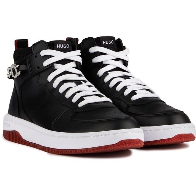 Hugo Kilian Hito Entrenadores Salga con estilo atrevido con el HUGO Kilian Hito. Estas elegantes zapatillas altas de cuero negro son la fusión perfecta de moda y funcionalidad. La parte superior de cuero de primera calidad con el grueso. La mejora de la cadena plateada brinda una apariencia pulida con un ambiente vanguardista de estilo urbano. mientras que la suela de goma duradera y la plantilla acolchada garantizan comodidad durante todo el día mientras te pavoneas.