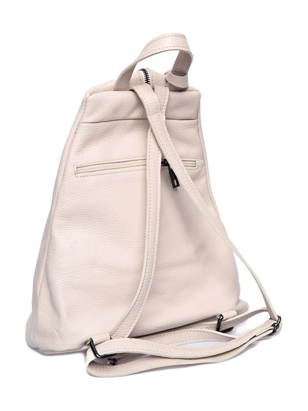 Mochila
100% cuero de vaca
Asa superior única
Cierre superior con cremallera, se puede plegar con cierre magnético
Bolsillo interior con cremallera
Bolsillo trasero con cremallera
Dos correas de hombro ajustables
Dimensiones: 38x30x14 cm