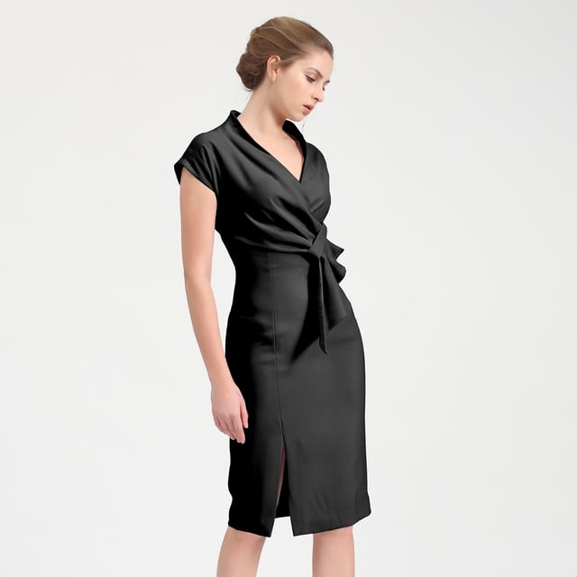 Met een atypische snit met een transversale gordijn die een verleidelijke V -splitsing creëert, benadrukt deze jurk je silhouet met elegantie. Cap mouwen, gemonteerde taille, gleuf op de rechterknie. Een geweldige aanvulling op elke slimme garderobe; Deze elegante jurk kan zijn dat we op een chique dag of een avondje uit hebben gedragen.
Productengegevens
• Vorm: op maat gemaakt
• Lengte: 115 cm
• Capmouwen, schouders bedekken
• v Spleugel
• Invisible Zipper Center Back