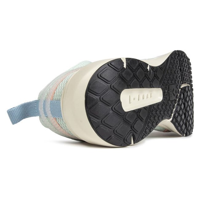 Veja's Pale Green Condo 2 Alveomesh Vegan Trainers bieten eine stilvolle und umweltfreundliche Option für Going About Your Daily Business. Hergestellt aus nachhaltig gewonnenen Materialien, verfügt der Schuh über ein Futter aus expandiertem Pu und Bio-Baumwolle und ein bequemes Obermaterial mit einem großen V-Logo an der Seite und geprägtem Veja-Logo auf der Zunge.