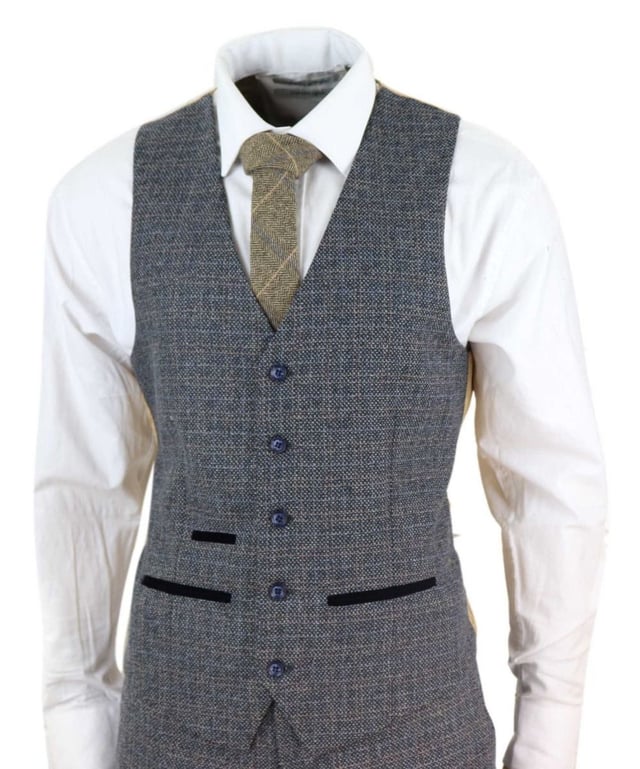 Aproveche al máximo el tweed y los cuadros con este traje de tres piezas, un diseño atemporal con un atractivo vintage y un toque práctico. Este traje, confeccionado con un tejido de tweed de una rica mezcla de lana y ribetes de terciopelo azul marino en los bolsillos, le mantendrá bien aislado y resistirá con éxito el paso del tiempo. Ideal para bodas en graneros, bailes de graduación, fiestas y mucho más.