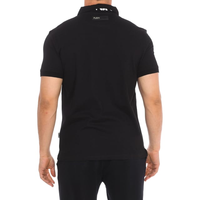 Short sleeve polo Plein Sport.
 Lapel collar
 Half-height button closure.
 Short sleeves with ribbed finish.
 Brand print on the front side.
 Brand badge on the back.
 Seams seen in tone.
 Composition: 95% Cotton, 5% Elastane
 Care:
Wash at maximum temperature 30º.
 Iron at low temperature.
 Do not use dryer.
 Do not use bleach.
 Do not dry clean.