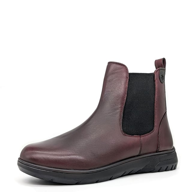 Step into the Dr Keller Callie Zip Up Chelsea Boots, offering a both trendy and super comfortable style with a zip fastening to ensure the boots can be sliped on & off with ease. These soft leather boots offer a wide fit and are perfect for both smart & casual outings.