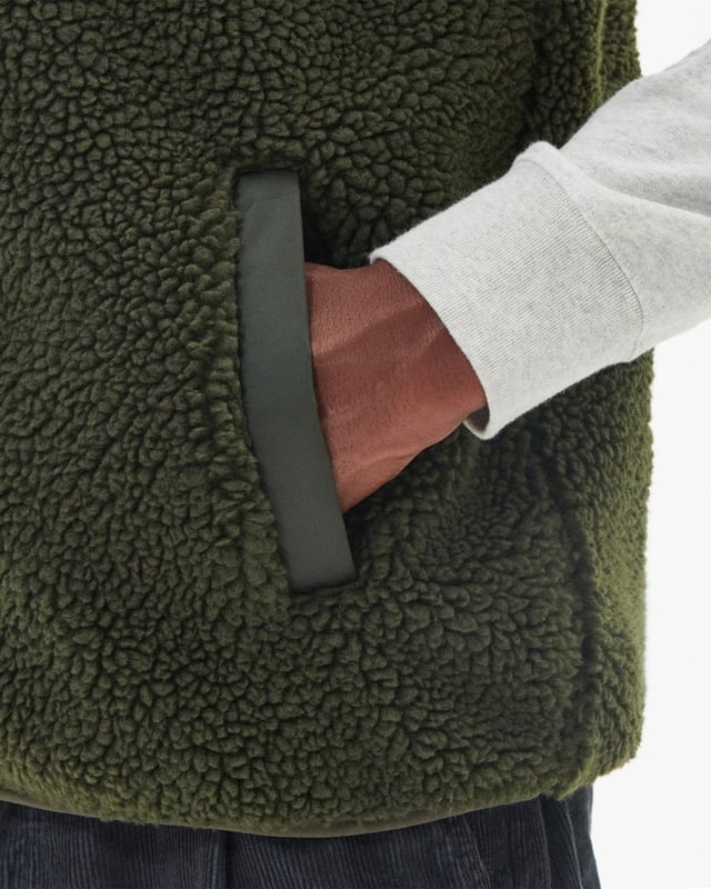 Barbour Newlan Fleece Gilet
A layering essential for the cooler months of the year, the Barbour Newlan Fleece Gilet is made from soft faux fur for a cosy look and feel. Boasting contrast panelling to the upper yoke and collar, it comes with lower welt pockets and tonal lycra binding to keep out the chill.

Barbour embroidery to left pocket
Main fabric (faux fur): 100% polyester
Secondary fabric: 100% polyester
Filling: 100% polyester
Machine wash 30?C
Back length: 70.5cm - 76.5cm

MFL0171