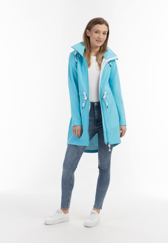 Geen vulling  Overtuig jezelf van deze sportieve, chique softshell jas van Schmuddelwedda. Het model is ademend, wind- en waterafstotend en scoort met een stijlvolle lengte die goed over het zitvlak valt en met een tailleband tot aan het figuur kan worden opgetrokken. Bijzonder opmerkelijk zijn de twee praktische zakken en de vele liefdevol doordachte details zoals de voor Schmuddelwedda typische koorden, borduursels, reliëfoogjes en koordstoppers.  softshell jas