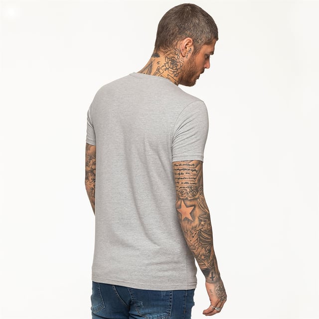 Enzo Camiseta gris de diseño atlético muscular delgado para hombres, tela extra elástica proporciona comodidad y se ajusta perfectamente al cuerpo, logotipo bordado de Enzo en la parte delantera, cuello redondo y mangas cortas, 95% algodón, 5% elastano, lavable a máquina y es ideal para ropa de gimnasio y casual.