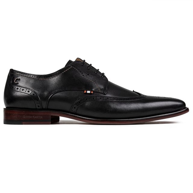 Zapatos brogue negros con cordones Simon Carter Beagle para hombre con parte superior de cuero con punta de ala clásica cosida a mano y detalle de perforado. Estos zapatos formales tienen una lengüeta tejida a rayas en el empeine. Forro de piel y calcetín estampado. y suela sintética grabada en marrón oscuro.
