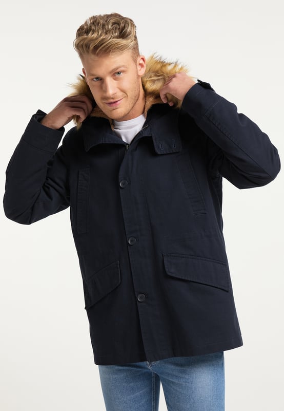 Het goede aan deze katoenen parka van Mo is dat hij in alle seizoenen kan worden gebruikt. Dankzij een uitneembare en gewatteerde binnenjas met imitatiebont wordt de anders zo lichte parka een verwarmende korte jas. Het imitatiebont op de capuchon kan ook met een rits worden verwijderd. De sportief-casual look wordt ondersteund door de bovenste paspelzakken en de grote klepzakken, terwijl een intern taillekoord zorgt voor een vormvaste look. De casual parka wordt gesloten met een rits en knoopsluiting.  Parka