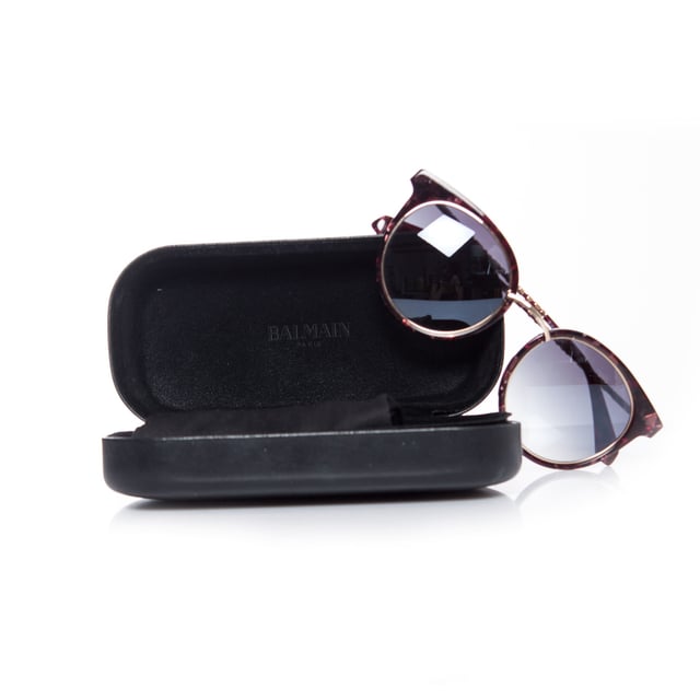 VINTAGE, RRP AS NEW
Balmain, Oversized Red Sunglasses. This item is in very good condition and comes with box and dust cover.
 • CONDITION: very good condition

• MEASUREMENTS: height lens 5.5 cm, width lens 6 cm, width frame 14.5 cm

• FABRIC: plastic

• COLOUR: red