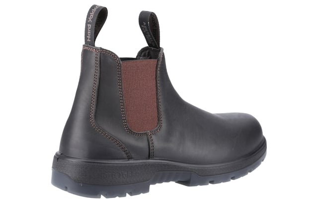 Die Hard Yakka Brumby Soft Toe Dealer Boots kombinieren Haltbarkeit und Komfort für harte Arbeitsumgebungen. Mit einem wasserfesten Obermaterial aus geöltem Vollnarbenleder und einer robusten PU/TPU-Konstruktion halten diese Stiefel Ihre Füße trocken und geschützt. Innen bieten Repreve-Futter und eine Premium-Lederkappe (1,8 mm-2 mm) eine bequeme Passform, während sich das PU/Memory-Schaum-Fußbett zur Dämpfung an Ihren Fuß anpasst. Zu den Sicherheitsmerkmalen gehören ein Kickguard-Zehenschutz, eine nichtmetallische durchtrittsichere Platte und eine SRC-zertifizierte rutschfeste Außensohle für hervorragende Traktion. Mit extra langen Zugschlaufen für einfaches Tragen und antistatischen Eigenschaften sind die Brumby Dealerboots die ideale Wahl für zuverlässige, nachhaltige Arbeitsschuhe.
- Obermaterial aus wasserabweisendem, geöltem Vollnarbenleder
- Repreve-Innenfutter mit Lederabdeckung
- Extralange Zugschlaufen
- PU-/Gedächtnisschaum-Einlegesohlen
- Kickguard-Zehenschutz
- Rutschfeste TPU-Laufsohle
- Durchtrittsichere Mon-Metall-Platte
- Hartes Yakka-Branding
