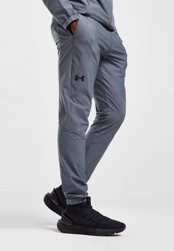 Van de straat naar de training, rep deze heren Vanish Track Pants van Under Armour. - - . Deze trainingsbroek is gemaakt van soepele, duurzame polystof voor langdurig gebruik. - -. Uitgevoerd in zwart en grijs en voorzien van een elastische tailleband en geweven enkelboorden om de pasvorm te verbeteren. - -. Afgewerkt met Under Armour-logo rond de manchetten en een handtekeninglogo op de dij. Machinewasbaar. - -. Ons model is 1.80m en draagt maat medium.