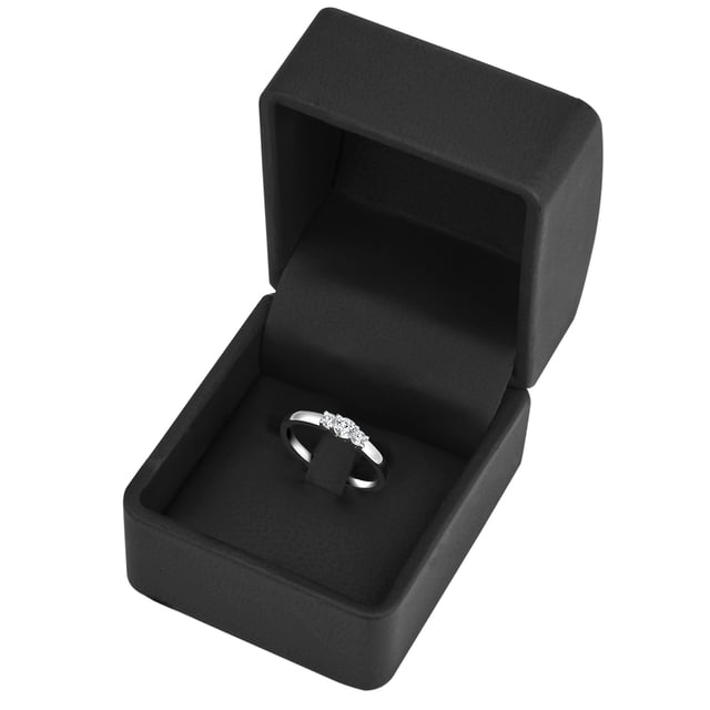 A piece of jewelry that your loved one is sure to enchant: This elegant engagement ring from the 1934 manufactory in 1934 stands for love, solidarity and is timelessly beautiful. The narrow ring rail was decorated with strongly shimmering Topaz Halbedelstein and stands for the great feelings. The stone sparkles sensually in the smallest incidence of light. With her dream woman, the ring will provide bright eyes. In the zero -kommANIX, he becomes her favorite accessory in everyday life, which she proudly presents family and friends. The fairytale ring convinces right away thanks to the radiance of the semi -precious stone. If you are looking for a loving surprise for the woman of your life, you should choose this beautiful ring.