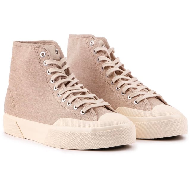 Dale vida a tu guardarropa y dale un toque de vida y bienestar a tus atuendos con estas zapatillas altas para hombre de la marca italiana Superga Artifact. Estas zapatillas informales, confeccionadas en lona de algodón teñida en hilo y transpirable, están rematadas con una suela de goma ligeramente elevada, la marca distintiva y ojales plateados.