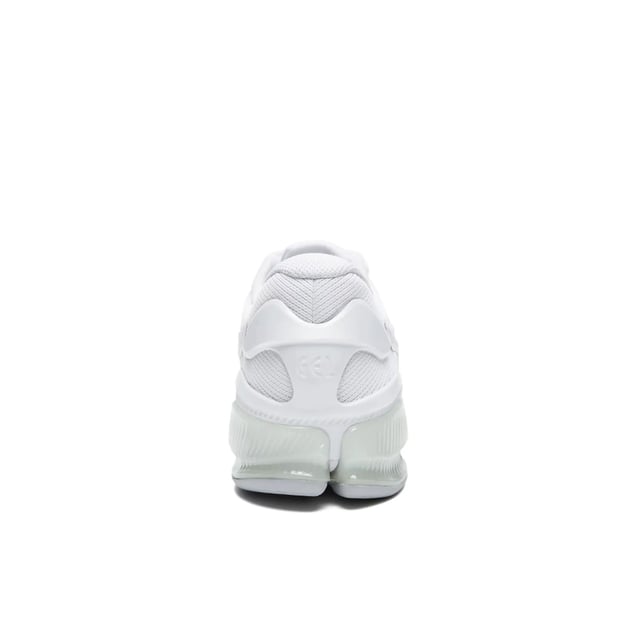 El patrimonio impulsado y inspirado en el rendimiento, la zapatilla Gel-Quantum Infinity ™ Jin hace referencia al linaje en evolución de la serie Gel-Kinsei ™. Diseñado con una parte superior de malla para una flexibilidad y ventilación perfecta, esta silueta también cuenta con un diseño U-Throat que ayuda a crear un ajuste similar a un calcetín. Tomando prestada la tecnología de sistema avanzada Trusstic ™ de la zapatilla Gel-Kinsei ™ para mejorar la estabilidad de la entresuela, este zapato también implementa nuestro sistema de amortiguación de tecnología Gel® en el talón para mejorar la comodidad. Además, este componente avanzado se representa con una aplicación brillante que parece que ha sido sumergida en agua. Haciendo referencia al Rich ASICS Heritage en el rendimiento, la zapatilla Gel-Quantum Infinity ™ Jin continúa empujando los límites para el progreso de la marca en diseño y comodidad.