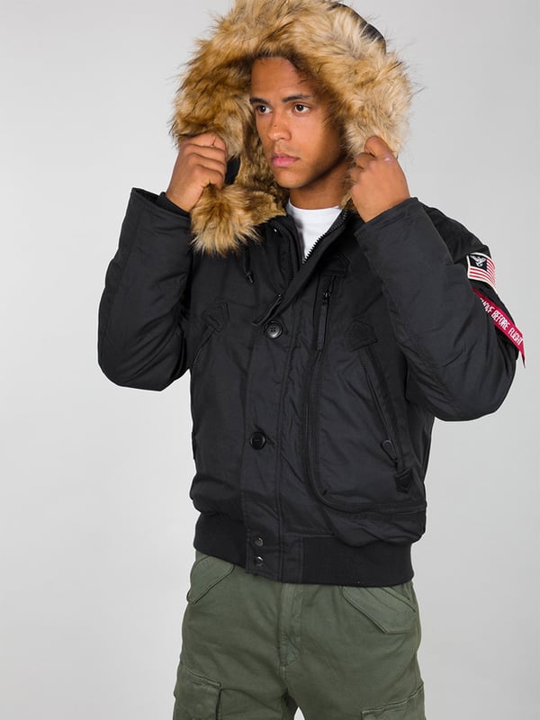 Die Polar Jacket SV ist eine Winterjacke für Herren mit durchgehendem Design, abnehmbarem Kunstpelzkragen, robuster Konstruktion aus Oxford-Nylon und gestickten Aufnähern. Die L-förmige Dokumententasche ist perfekt für die Aufbewahrung wichtiger Dokumente während Ihrer Expedition.