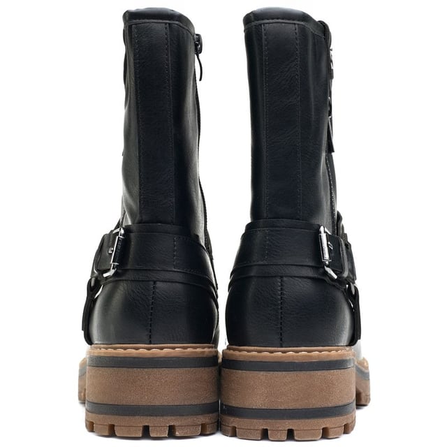 Abraza el estilo motero que llevas dentro con las botas Hyde de Lotus. Estas botas negras de media pantorrilla presentan un diseño rebelde con hebilla y cremallera. Confeccionadas con una parte superior con apariencia de cuero y una suela de goma resistente, prometen durabilidad y estilo. El forro polar garantiza calidez, mientras que la cremallera interior ofrece comodidad. Con un tacón de 4 cm y una suela con tacos, brindan la elevación y el agarre perfectos.