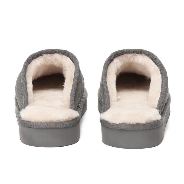 De Lark Slippers omarmen een minimalistische maar authentieke aanpak en geven prioriteit aan uitzonderlijke kwaliteit, functionaliteit en langdurige prestaties. Deze pantoffel is gemaakt met een tijdloos leren suède bovenwerk en versierd met Australische schapenvacht en is voorbestemd om een ​​essentieel item in je schoenencollectie te worden. Beschrijving: Suède bovenwerk Schapenvacht-wollen voering Binnenzool van schapenvachtwol EVA-zool Technologieën: Waterbestendig bovenwerk Lichtgewicht buitenzool