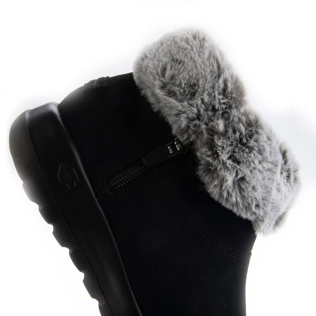 Womens Skechers On The Go Joy Boots in black.- Suede upper with faux fur trim.- Side zip closure.- Skechers® logo detail. - Lightweight 5GEN® Technology midsole cushioning.- Skechers Air-Cooled Goga Mat™ insole. - Chenille lining.- Flexible traction outsole.- Ref: 144003BKGY