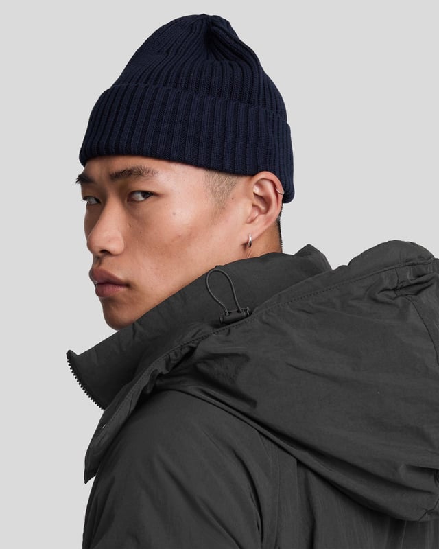 Deze gewatteerde pufferjas is perfect voor de winter en daarna. Hij is gevoerd met een isolerende vulling en heeft een relatief losse pasvorm, perfect om als laagje te dragen. De opstaande kraag, capuchon en verstelbare zoom met trekkoord houden de warmte binnen en de kou buiten. - Opstaande kraag - Capuchon met drukknopen - Ritssluiting aan de voorkant - Lange mouwen - Verstelbare zoom met trekkoord - Twee zijzakken met ritssluiting - Samenstelling: 100% polyester